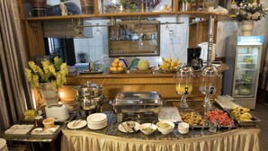 含每日吃到飽自助式早餐