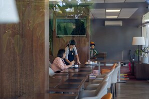 Café da manhã com buffet todos os dias mediante uma taxa