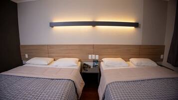 Standard-Zweibettzimmer, 2 Doppelbetten | Minibar, Zimmersafe, Schreibtisch, VerdunkelungsvorhÀnge