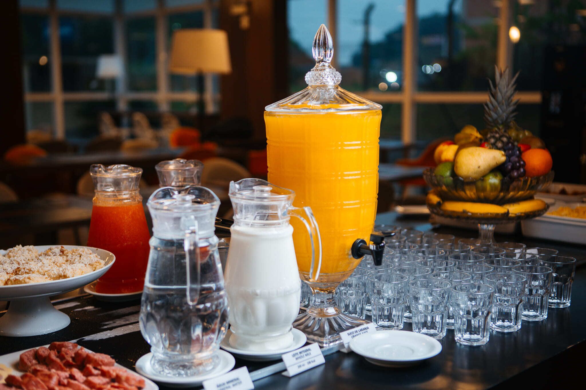 Ein reichhaltiges Frühstücksbuffet mit Speisen und Getränken.