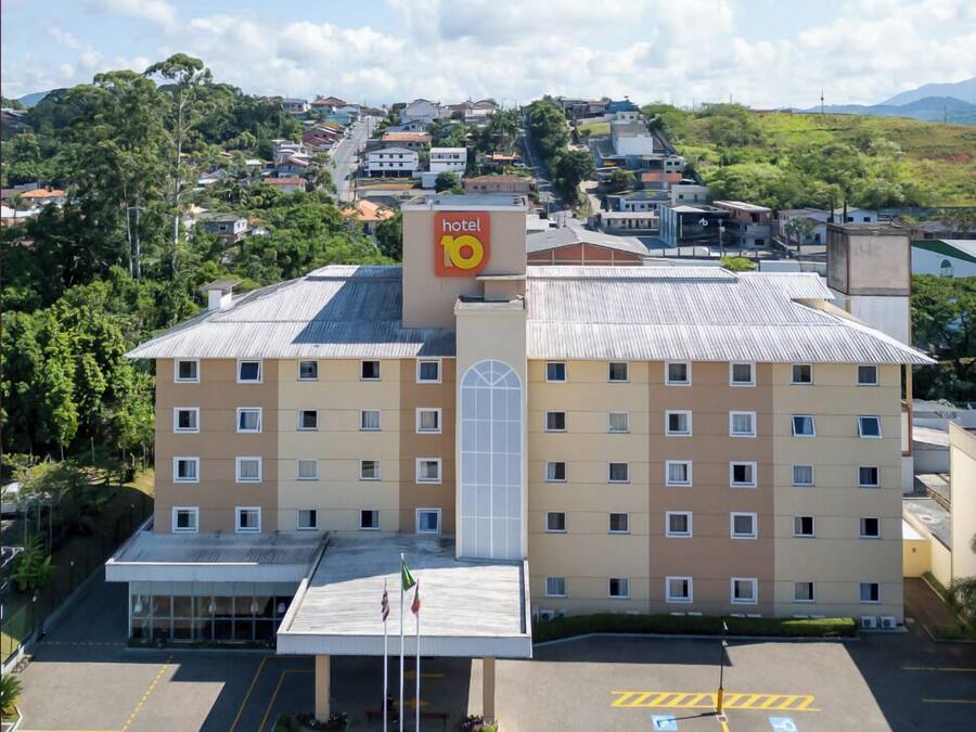 Vista frontal de la propiedad