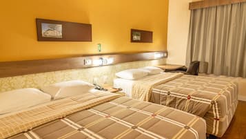 Standard-Zweibettzimmer, 2 Doppelbetten | Minibar, Zimmersafe, Schreibtisch, VerdunkelungsvorhÀnge