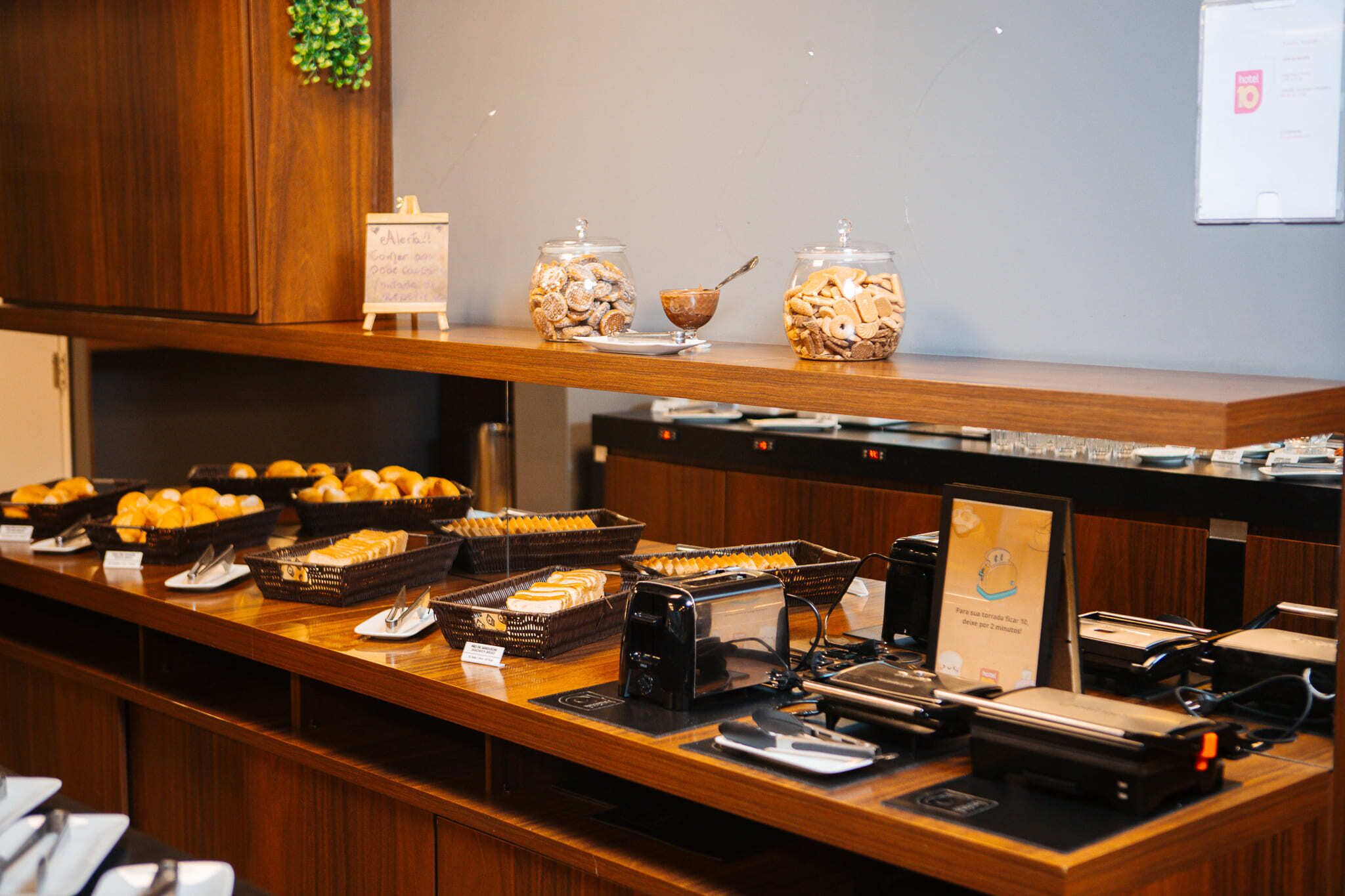 Un mostrador de buffet con distintos alimentos y una máquina de café.