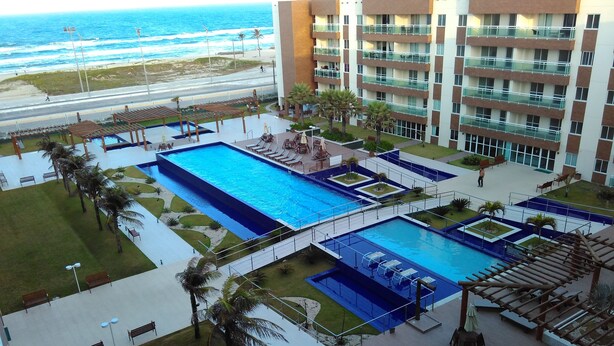 3 outdoor pools, pool umbrellas, pool loungers - VG Fun Beach Front Apartamentos (Fortaleza)