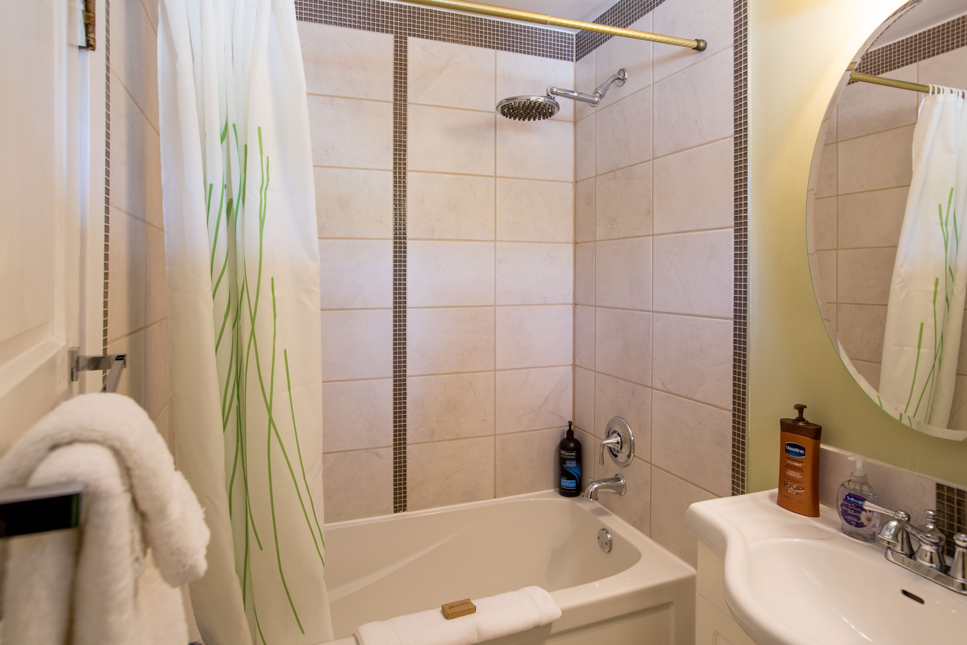 Une salle de bain avec une baignoire, une douche et un lavabo.