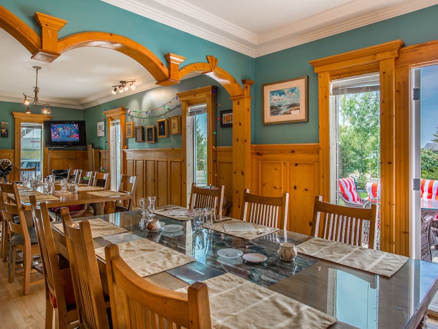 Local cuisine breakfast on weekends (CAD 15 per person)