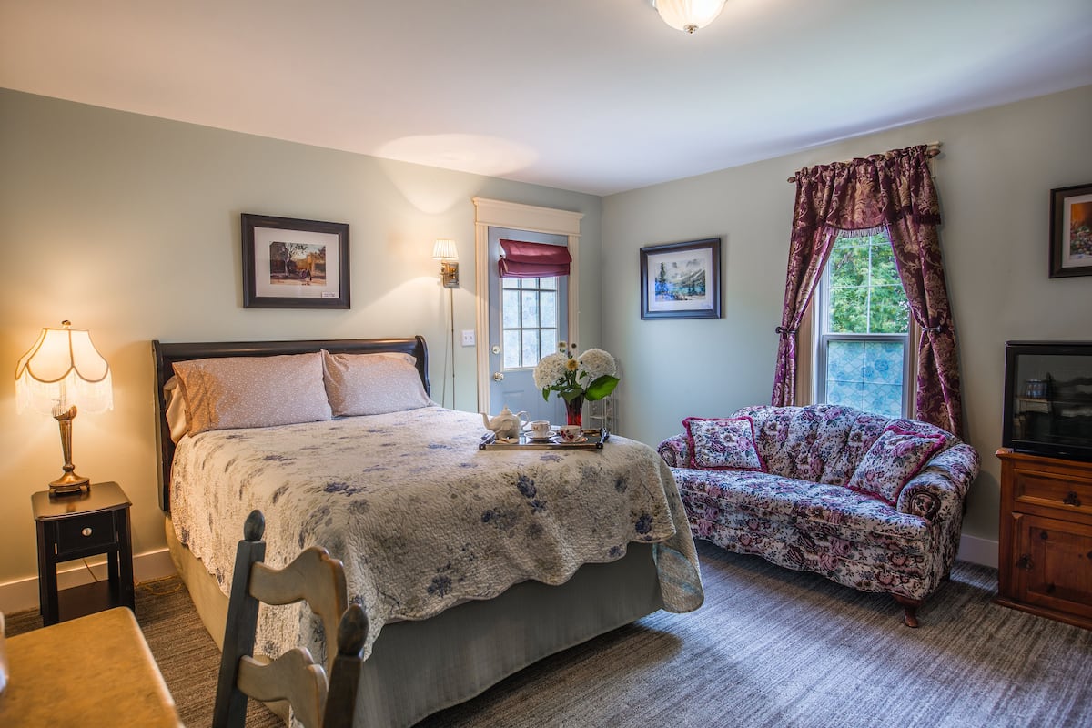 Deluxe Room, 1 Queen Bed | Iron/ironing board (on request), WiFi (free), bed sheets