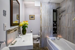Quarto luxo, 1 cama Queen | Banheiro | Produtos de toalete de grife, secador de cabelo, roupões de banho 