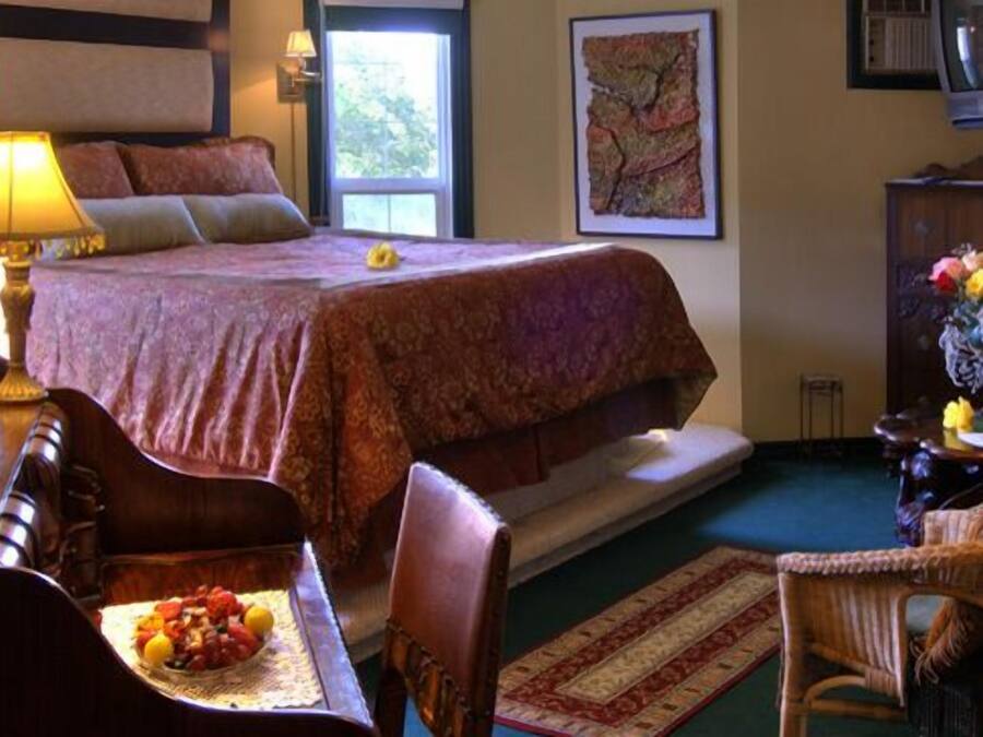 Tabla de planchar con plancha, wifi gratis y ropa de cama