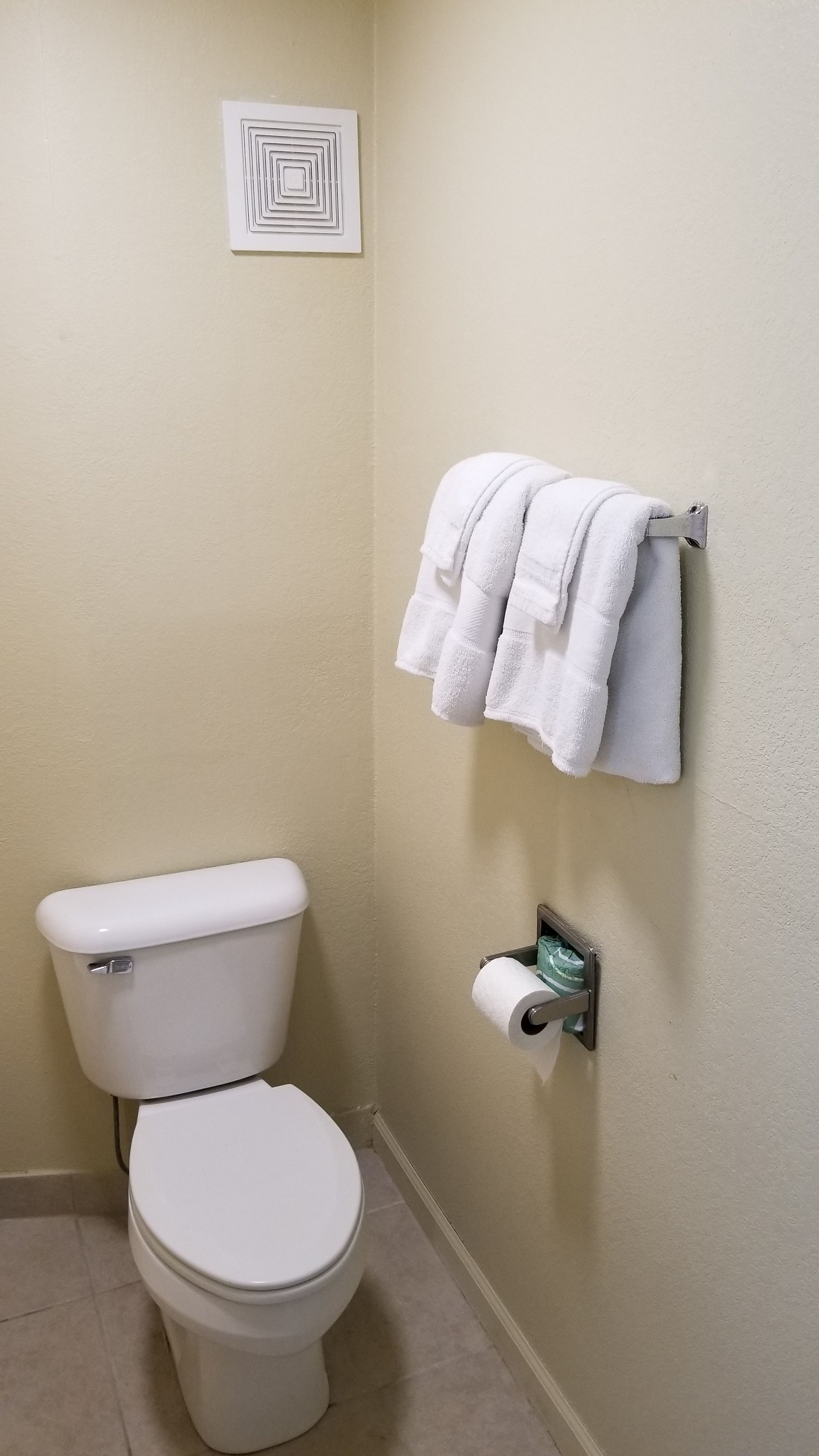 Camera Standard, 1 letto queen | Bagno | Combinazione doccia/vasca, set di cortesia gratuito, asciugacapelli