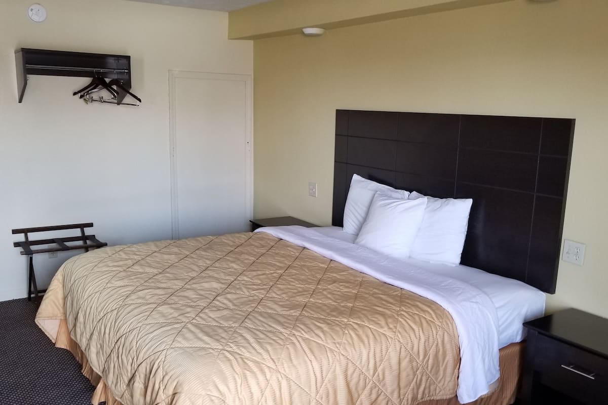 Standardrum - 1 queensize-säng | Skrivbord, arbetsyta för laptop, gratis wi-fi och sängkläder