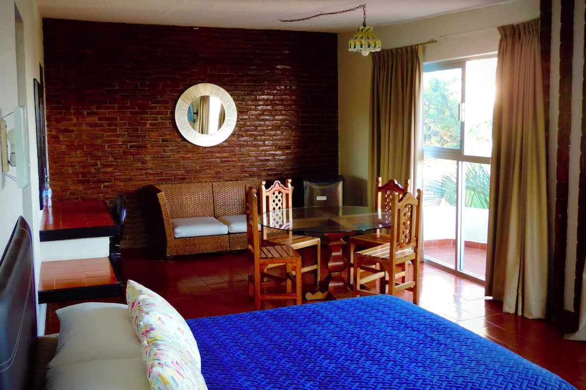 Suite familiar, 2 habitaciones | Caja fuerte, escritorio, tabla de planchar con plancha y wifi gratis