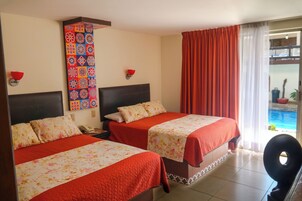 Habitación de hotel con dos camas, una cortina roja, un papel tapiz decorado y vistas a una piscina.