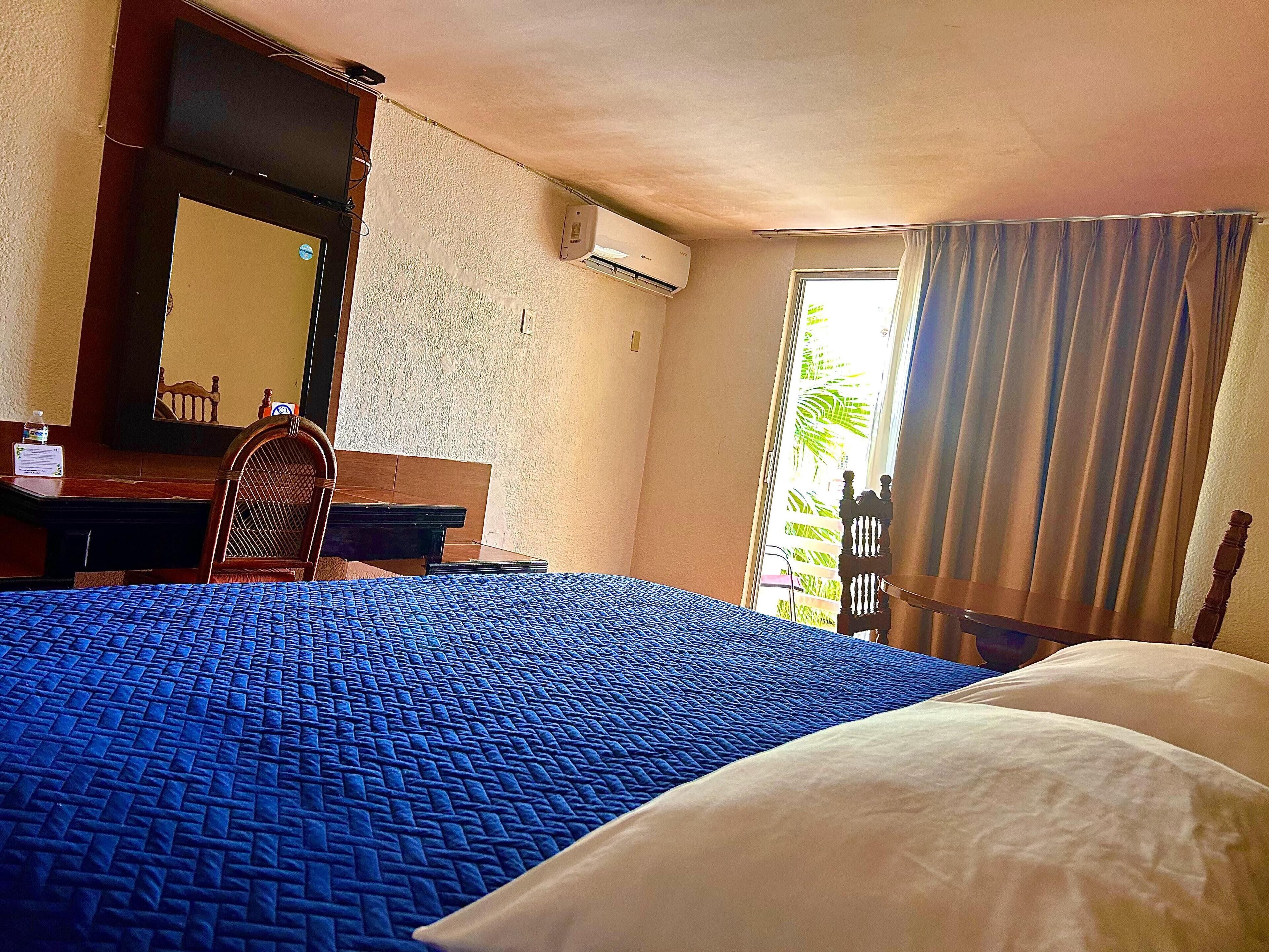 Habitación estándar, 1 cama de matrimonio grande, no fumadores, vistas a la piscina | Caja fuerte, escritorio, tabla de planchar con plancha y wifi gratis