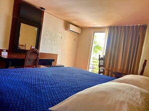 Standard Room, 1 King Bed, Non Smoking, Pool View | In-room safe, desk, iron/ironing board, free WiFi - VF Villa Florencia Hotel (Boca del Río)