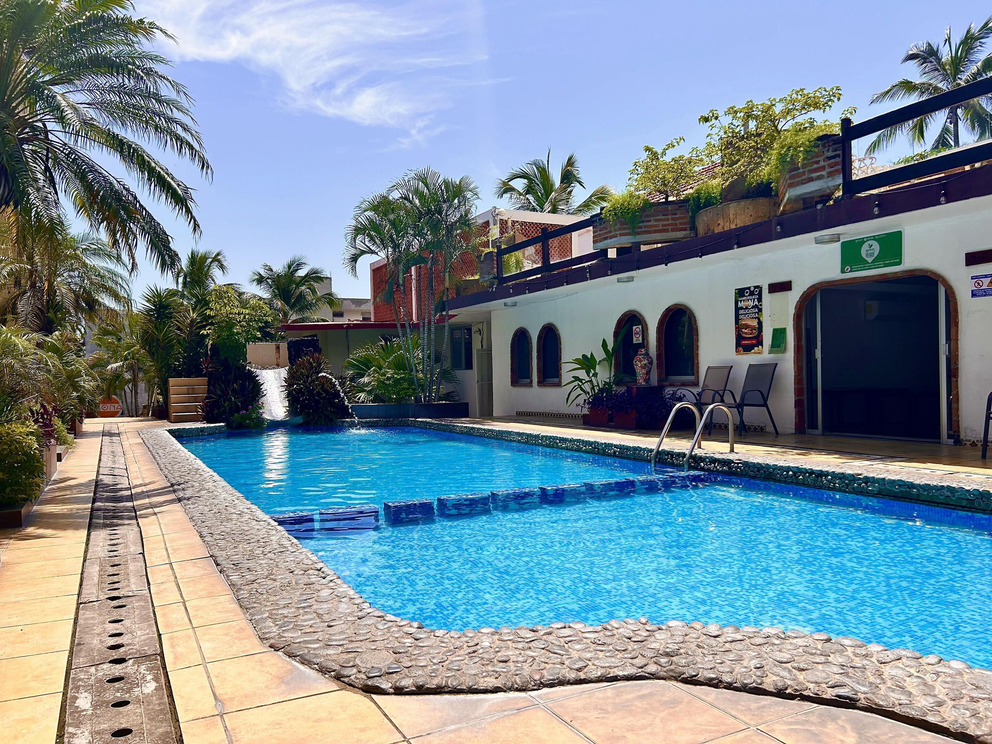 2 albercas al aire libre 