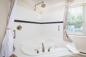 Standard Room, 1 Queen Bed, Private Bathroom | Bathroom | Free toiletries, hair dryer, towels