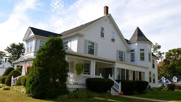 Vista frontal de la propiedad