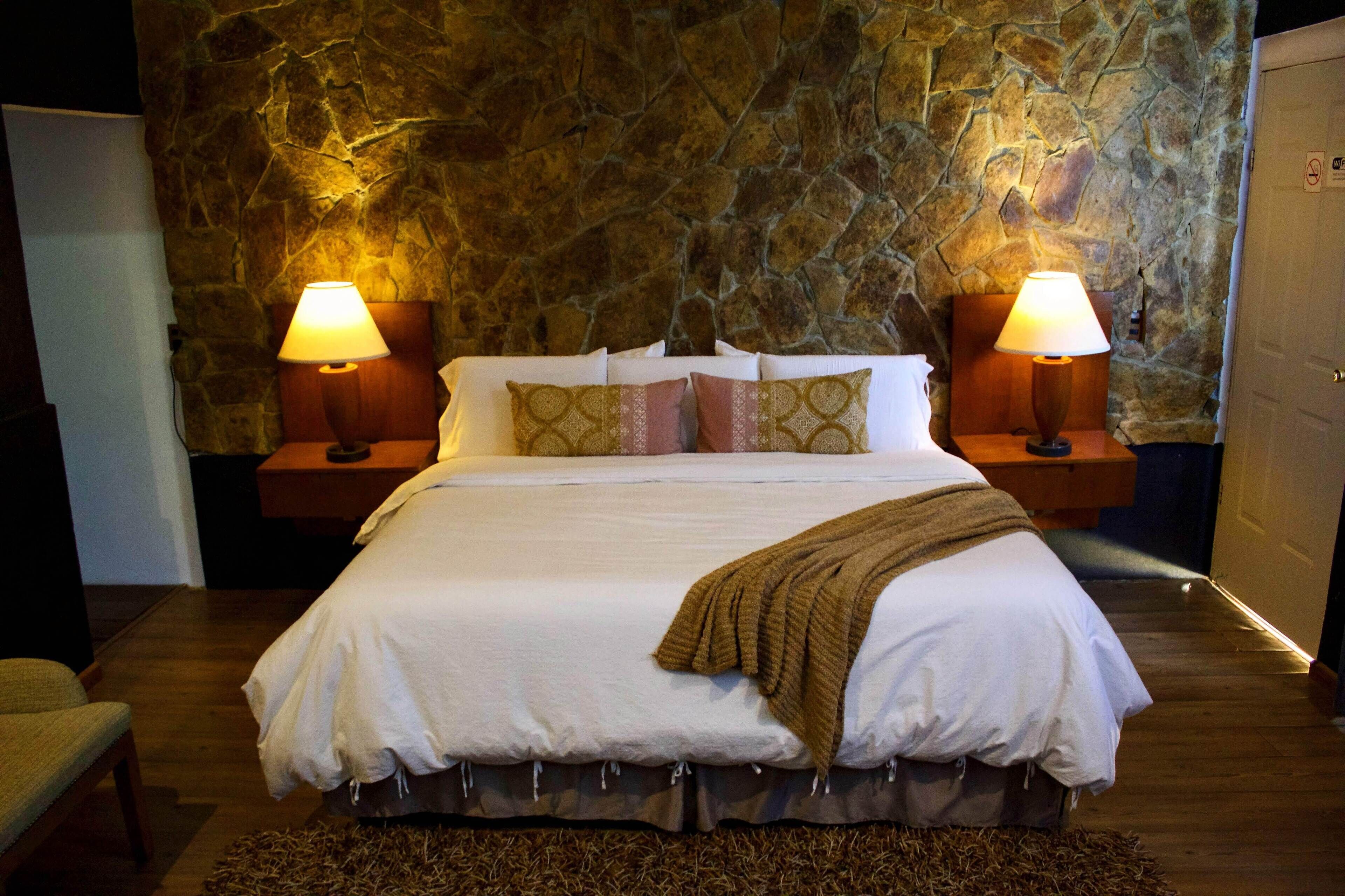 Cubrecamas, cortinas blackout, wifi gratis y ropa de cama 