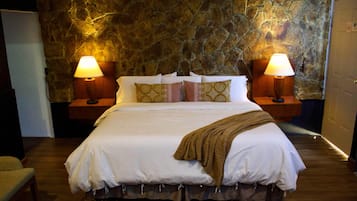 Suite superior, baño en la habitación, vista a la montaña | Edredón, cortinas blackout, wifi gratis y ropa de cama