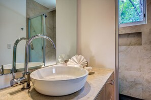 Apartment, 4 Bedrooms | Bathroom sink