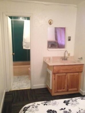 Iron/ironing board, free rollaway beds, free wired internet, bed sheets - Comfort Green Motel (Thayer)