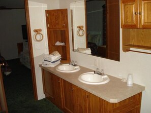 Free toiletries, hair dryer, towels - Comfort Green Motel (Thayer)