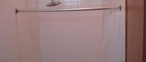 Articles de toilette (gratuits), séchoir à cheveux, serviettes fournies