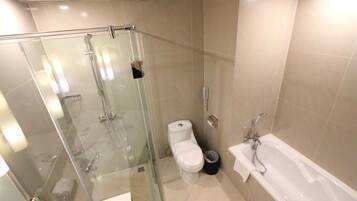 Deluxe Room Only Front Building (Tower No.1) | Banheiro | Produtos de toalete grátis, secador de cabelo, roupões de banho