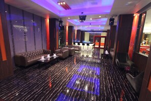 Breakfast, lunch, dinner served; international cuisine 