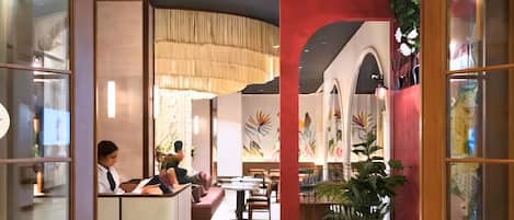 Frokost, lunsj og middag serveres, internasjonale retter