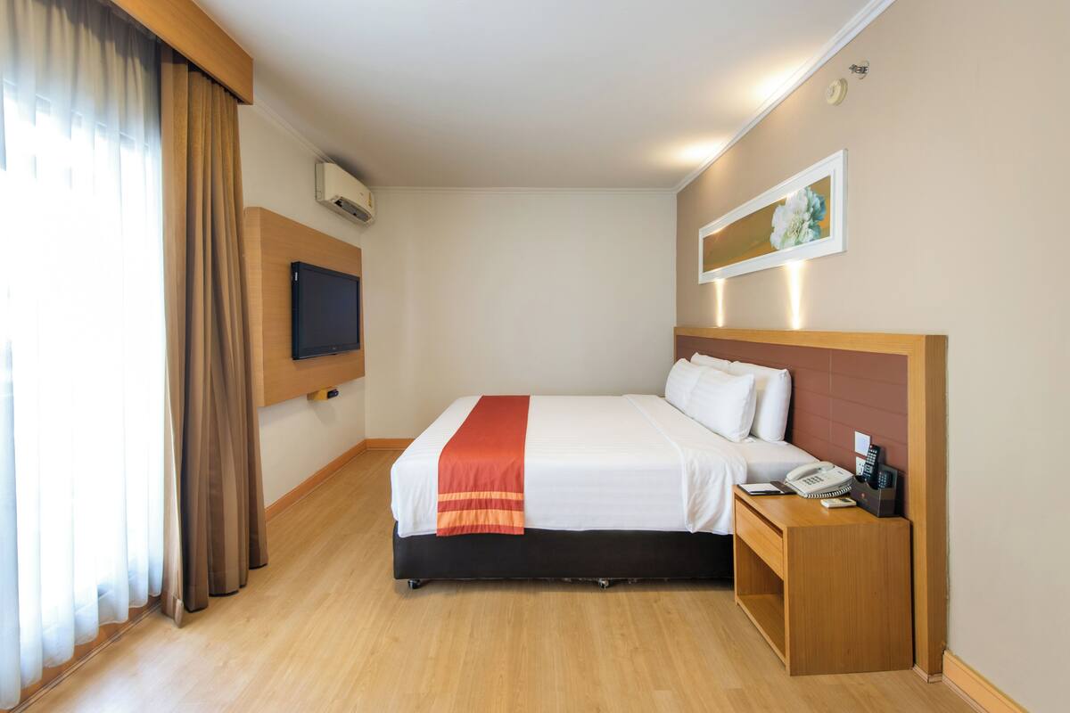 Superior suite | Minibar, in-room safe, desk, laptop workspace
