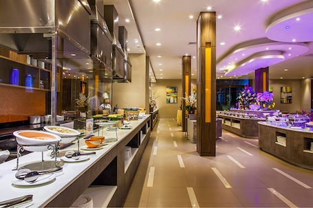 Breakfast, lunch, dinner served; international cuisine