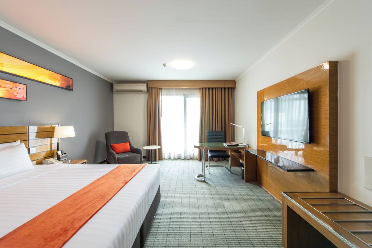 Deluxe Double Room | Minibar, in-room safe, desk, laptop workspace