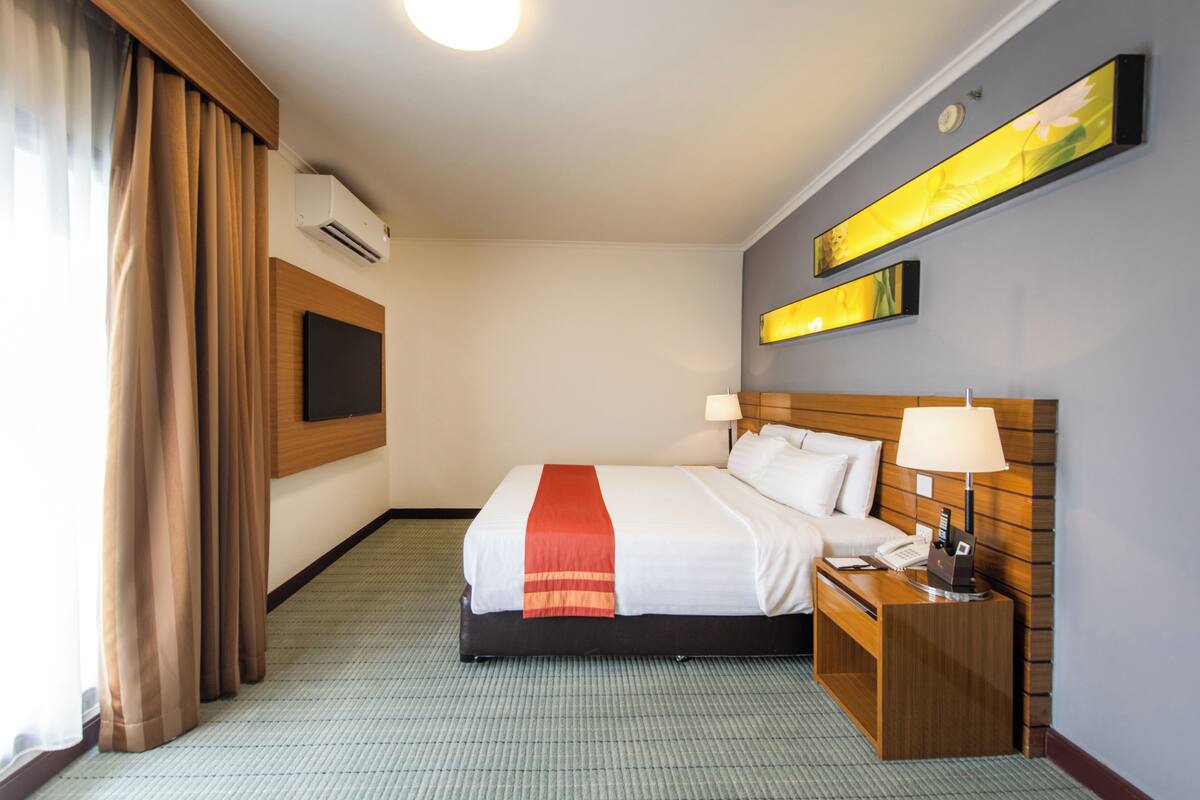 Deluxe suite | Minibar, in-room safe, desk, laptop workspace