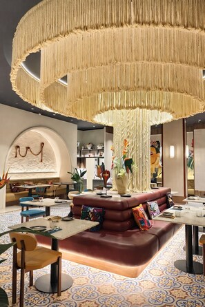 Breakfast, lunch, dinner served; international cuisine  - Maple Hotel (Bangkok)