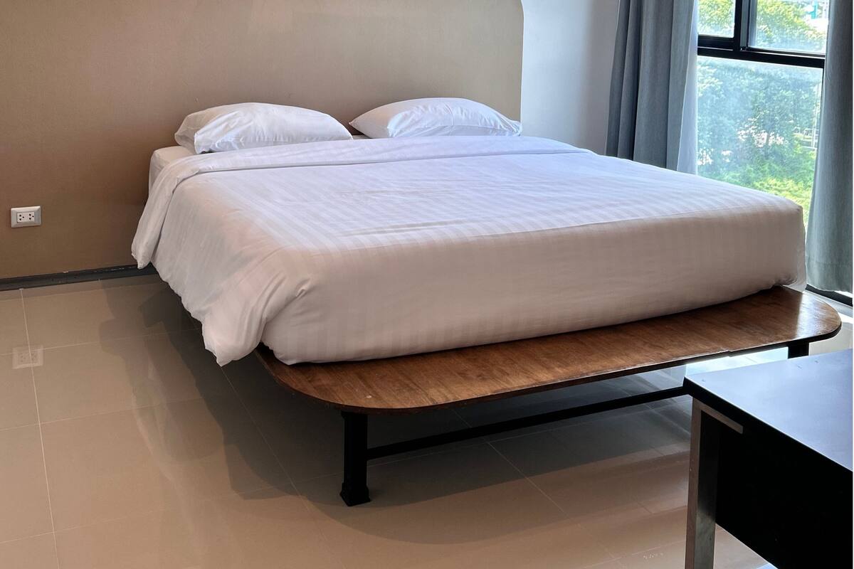 ห้องสวีท, ปลอดบุหรี่, ระเบียง | ตู้นิรภัยในห้องพัก, โต๊ะทำงาน, ผ้าปูที่นอน