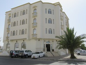 Front of property - Alferdous Hotel Apartments (Muscat)