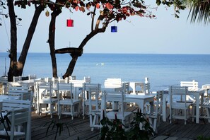 Breakfast, lunch, dinner served; Thai cuisine