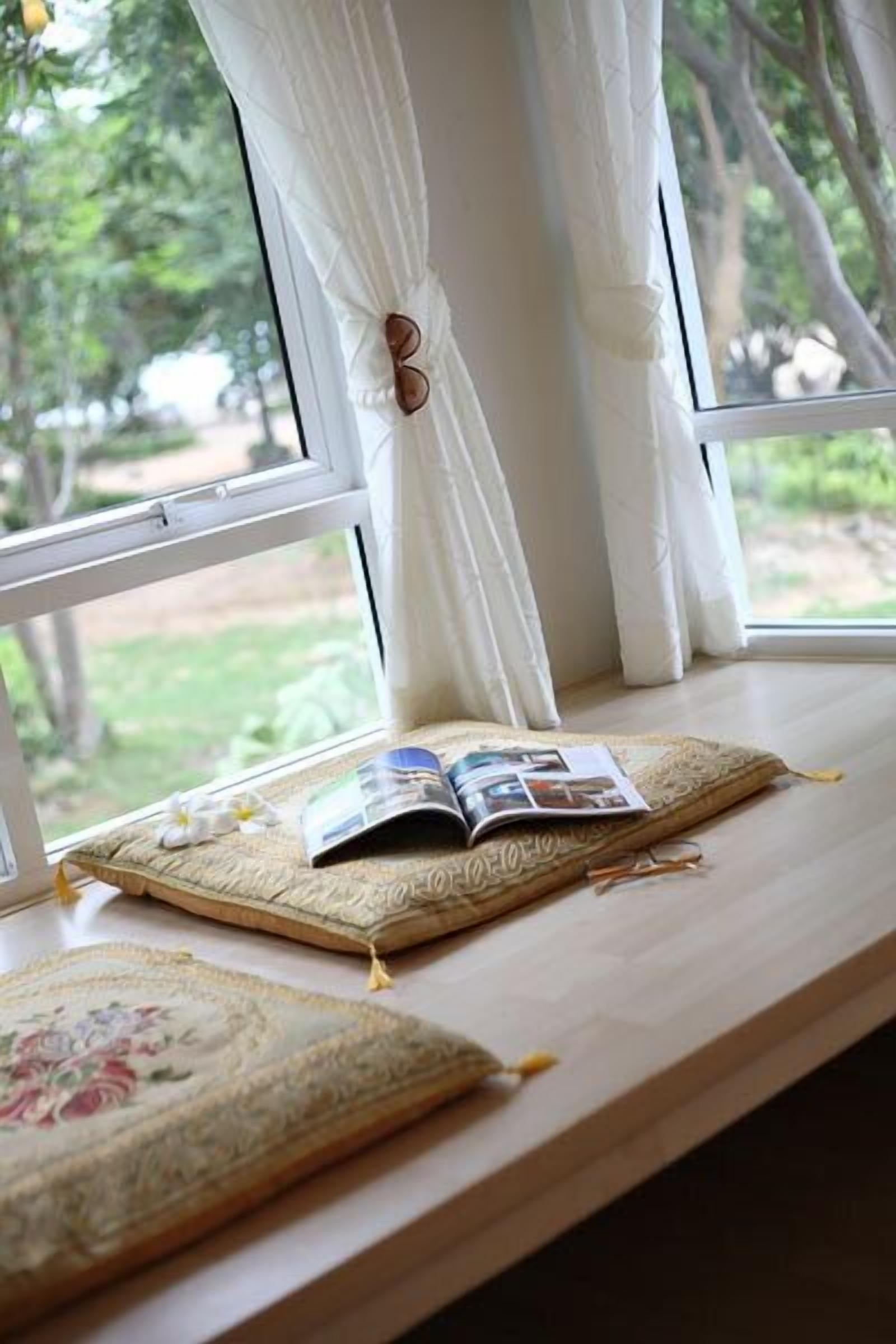 beach front deluxe cottage  | living area | tv, dvd player