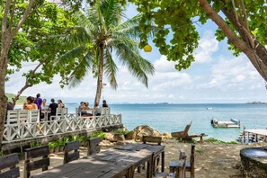 Se sirven desayunos, almuerzos y cenas; cocina tailandesa