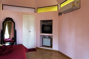 In-room safe, rollaway beds