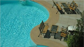 Outdoor pool - V-One Hotel Korat (Nakhon Ratchasima)