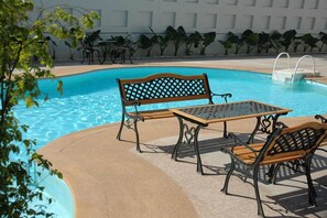 Una piscina al aire libre