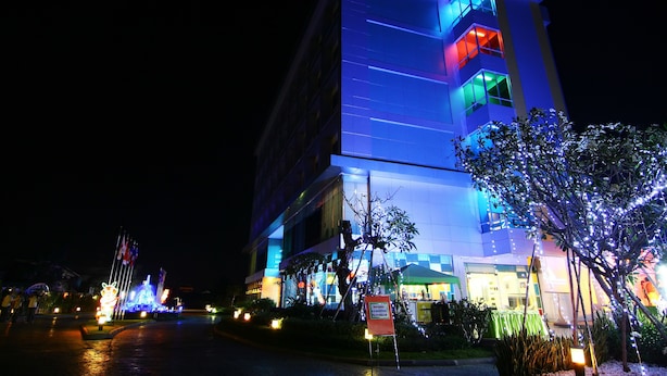 Front of property – evening/night - V-One Hotel Korat (Nakhon Ratchasima)
