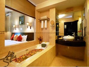 Dinawan Wing Room | Bathroom | Free toiletries, hair dryer, bidet, towels - Beringgis Beach Resort & Spa (Papar)