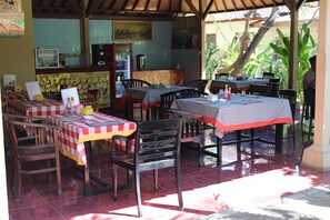 S'hi serveixen esmorzars, dinars i plats de cuina internacional