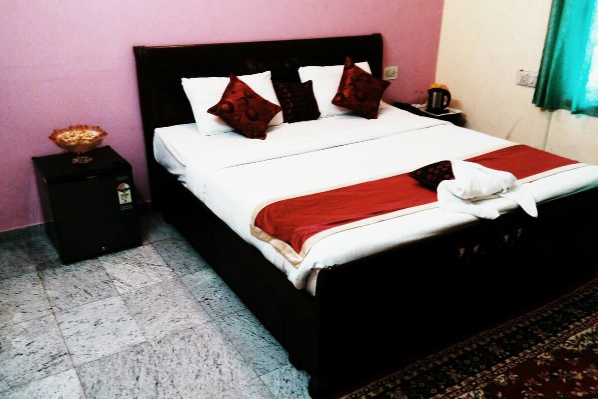 Minibar, in-room safe, desk, iron/ironing board