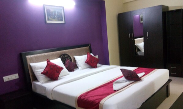 Minibar, in-room safe, desk, iron/ironing board
