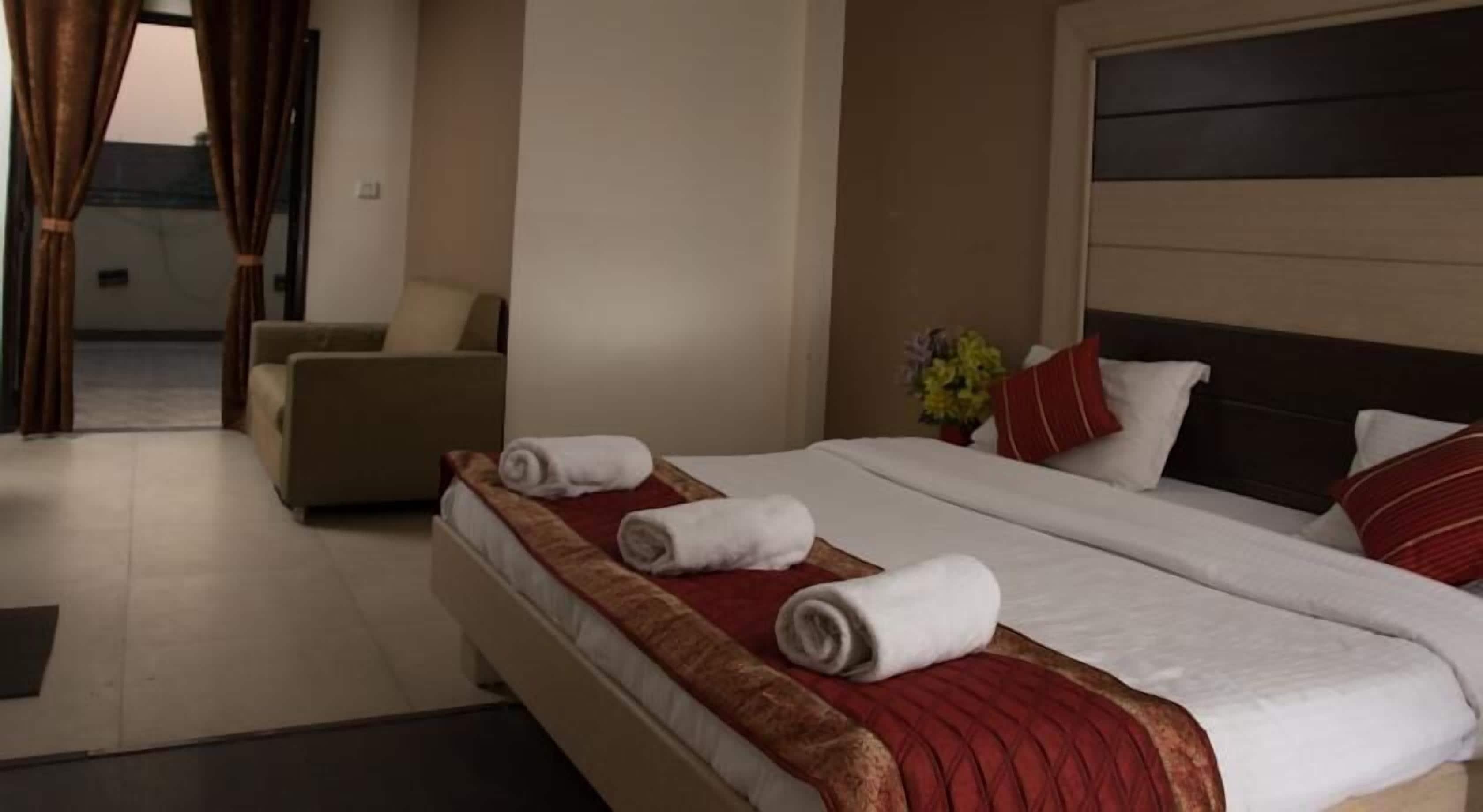 Dobbeltrom – deluxe, 1 kingsize-seng | Minibar, safe på rommet, skrivebord og lydisolert